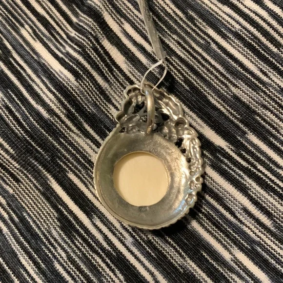 COPY - Bone carved face pendant - Picture 3 of 3